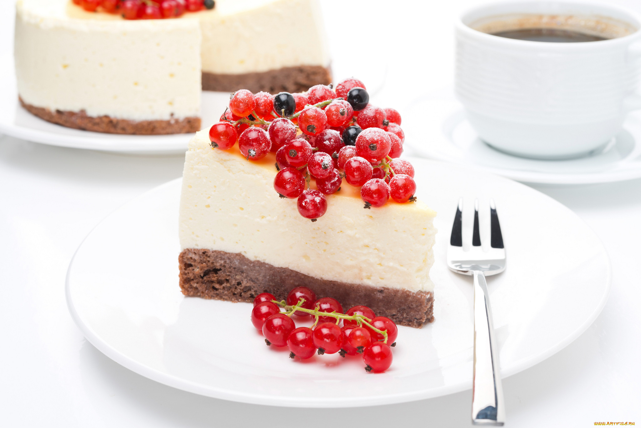 Piece of cake. Чизкейк Cheeseberry ассорти. Чизкейк со смородиной. Кусок торта с ягодами. Чизкейк с ягодами.